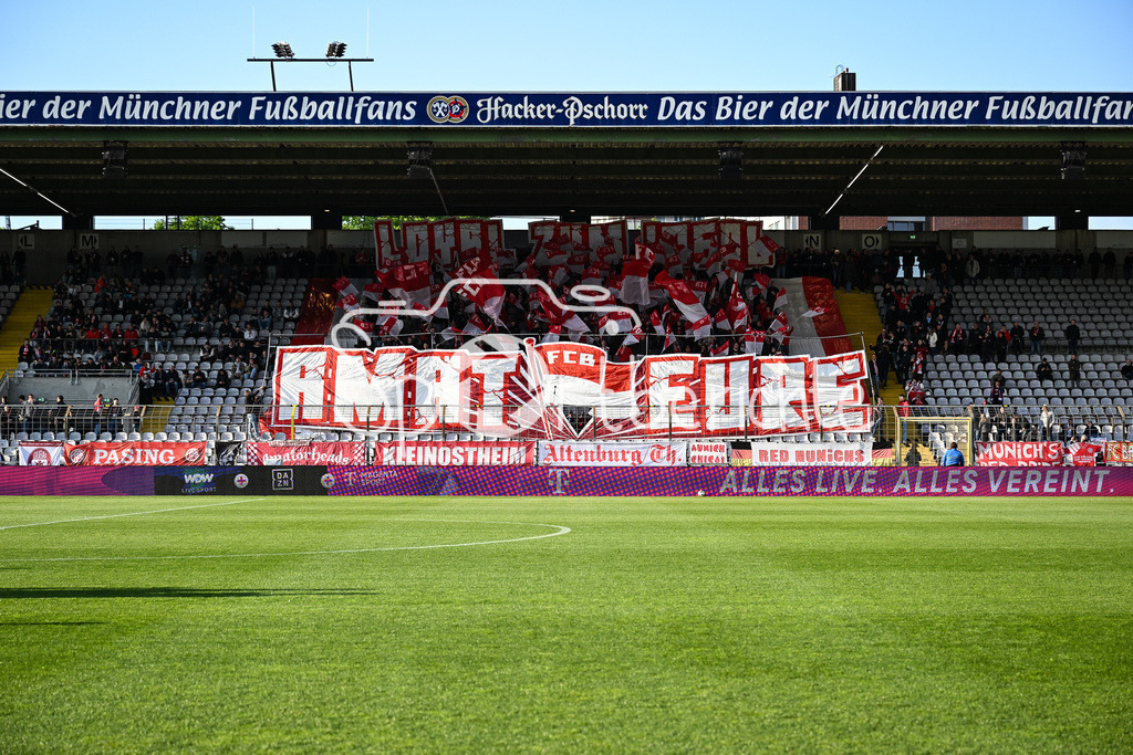 FC Bayern Amateure - Türkgücü München | Die Fans der Bayern Amateure haben zu Spielbeginn eine Choreogafie vorbereitet / Choreo / Ultras / Pyro / Regionalliga Bayern: FC Bayern Muenchen II - Tuerkguecue Muenchen, Gruenwalder Stadion am 09.05.2025