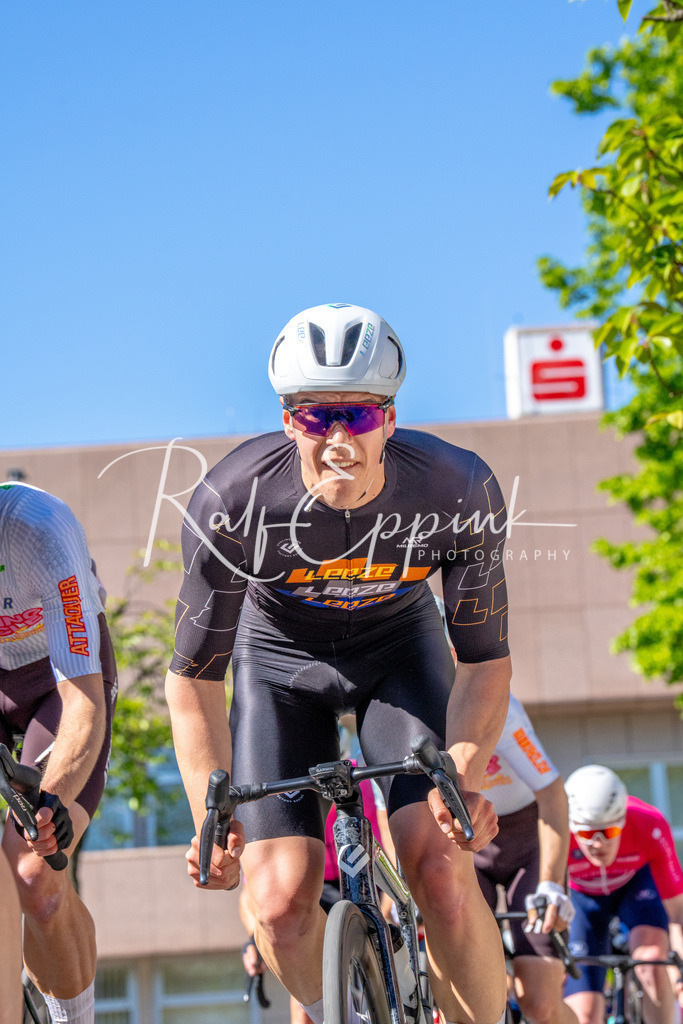 Spurt in den Mai 2026 - Großer Preis der Sparkasse Neuss | Annual one-day road cycling race "Großer Preis der Sparkasse Neuss" held in Büttgen, Germany, organized by VfR Büttgen 1912 e.V. The event features multiple races across all age categories from U11 youth to Elite men. - Realisiert mit Pictrs.com