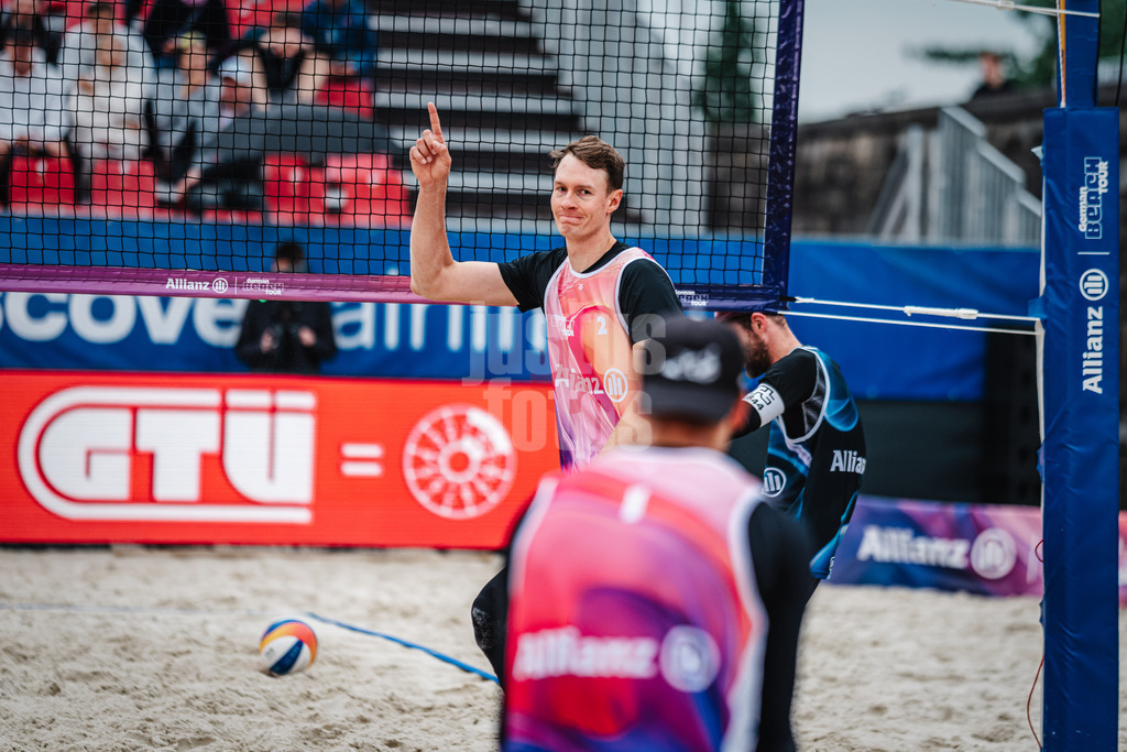 Beachvolleyball | Frauen | German Beach Tour 2024 | Tourstop Düsseldorf | 17.05.2024 | Robin Sowa streckt den Finger in die Luft nach einem erfolreichen Block