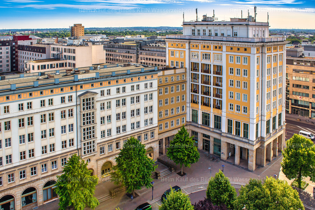 Magdeburg-Luftbild-Jugendmode-Magado-4320 | Blick aus der Vogelperspektive auf das Gebäude am Ulrichsplatz, in dem heute das Magado zu finden ist. Das Haus hat eine interessante Magdeburger Geschichte: Zu DDR-Zeiten befand sich hier eine Filiale der HO-Jugendmode, ein Geschäft speziell für junge Kunden. Die Jugendmode war ab Ende der 1960er-Jahre ein eigener Bereich des DDR-Einzelhandels und sollte den wachsenden Modewünschen der Jugendlichen Rechnung tragen.Nach der Wende wechselte die Nutzung mehrfach. 2015 zog in die ehemaligen Räume der Jugendmode das Magado ein, eine Kombination aus Caféhaus und italienischem Restaurant. Das Luftbild zeigt damit nicht nur ein heutiges Gebäude am Ulrichsplatz, sondern zugleich einen Ort, an dem sich Magdeburger Alltagsgeschichte von der DDR-Zeit bis in die Gegenwart ablesen lässt. - Realisiert mit Pictrs.com