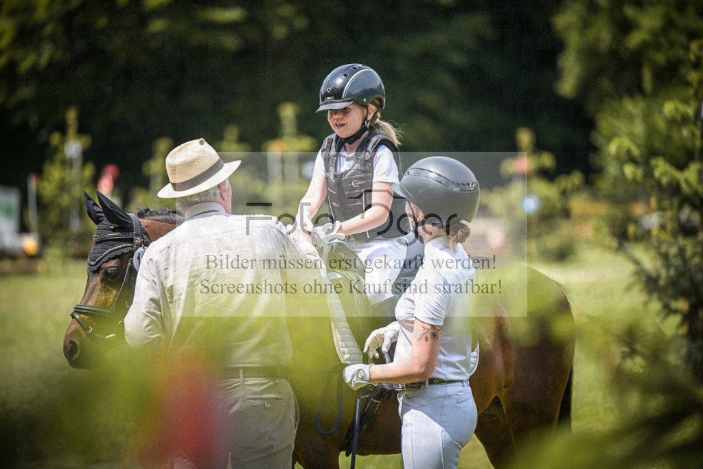 DOS_5836 | Entdecke hochwertige Reitturnierfotos von Foto Oger. Professionell, emotional und authentisch – jetzt Lieblingsmomente im Shop bestellen.Deutschlandweite Turnierfotografie. - Realisiert mit Pictrs.com