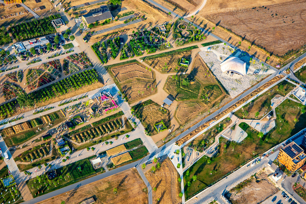 Luftbild: Symphonic Garden, Der Spiegelgarten, Grabgestaltung und Denkmal Besondere Steinmetz- und Bildhauerarbeiten aus Naturstein, Blütenband Umwelt,Hektar für Nektar, SDG 15: Leben an Land, Pavillon der Metropolregion Rhein-Neckar, Bionischer Holzpavillon, SDG 13: Maßnahmen zum Klimaschutz im Spinelli-Park der Bundesgartenschau Mannheim BUGA 2023 https://www.buga23.de/ im Ortsteil Käfertal in Mannheim im Bundesland Baden-Württemberg in Deutschland. Foto: IMG_136946.jpg vom 24.06.2023 durch Werner Riehm/FLY-FOTO.de