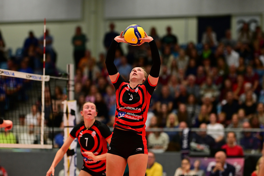 Volleyball I Frauen I Saison 2025-2026 I Bundesliga I 1. Spieltag I ETV Hamburger Volksbank Volleys - Allianz MTV Stuttgart | Der Sportfotograf. - Realisiert mit Pictrs.com