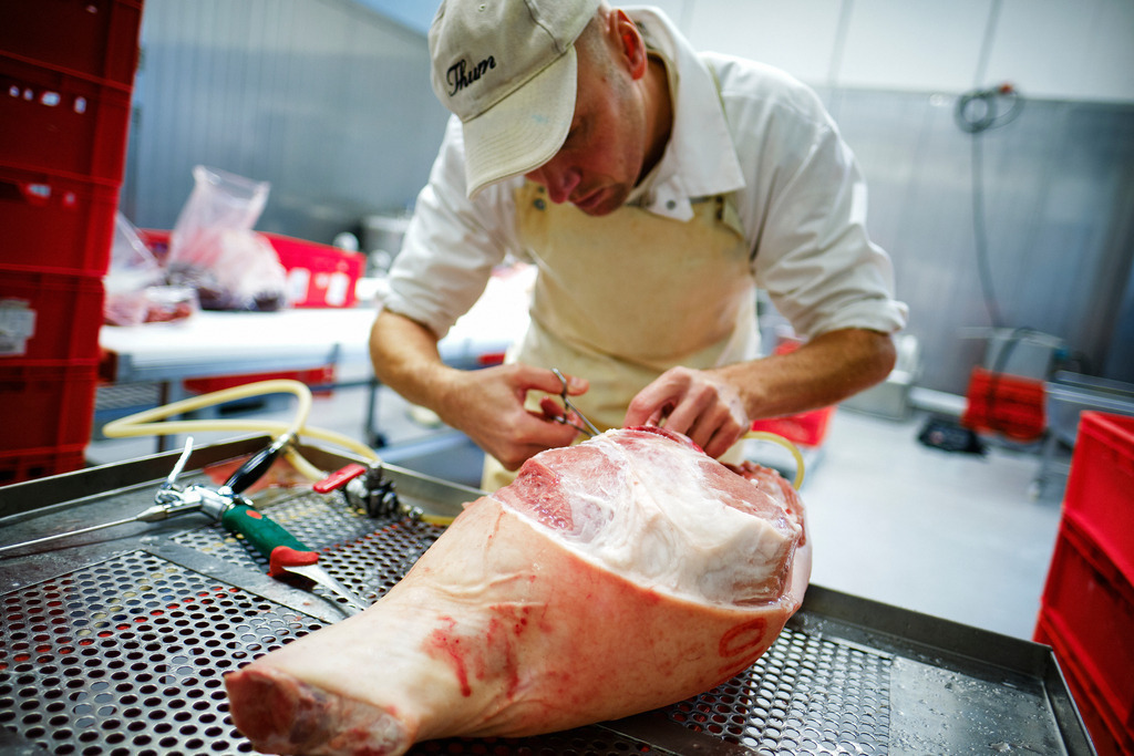 Thum Schinken | WIen, Austria - November 11, 2019: Thum Schinken; der Schlögel wird im Ganzen mit Salzlake behandelt. - Realisiert mit Pictrs.com