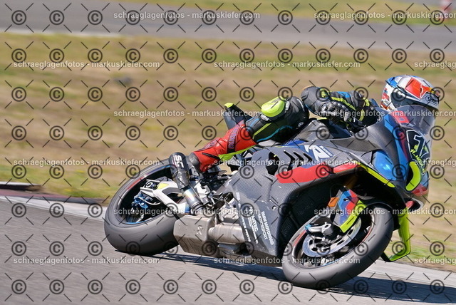 26bt05-0418 | markuskiefer.com - Realisiert mit Pictrs.com
