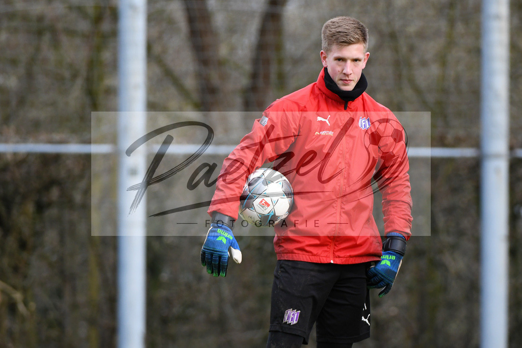 20200225_TRAOSN_0040 | Fussball, Herren: Torhueter Laurenz Beckemeyer (VfL Osnabrueck) schaut waehrend der Trainingseinheit des VfL Osnabrueck im Sportpark Illoshoehe am 25.02.2020 in Osnabrueck, Deutschland. - Realisiert mit Pictrs.com