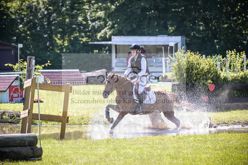 DOS_5852 | Entdecke hochwertige Reitturnierfotos von Foto Oger. Professionell, emotional und authentisch – jetzt Lieblingsmomente im Shop bestellen.Deutschlandweite Turnierfotografie. - Realisiert mit Pictrs.com