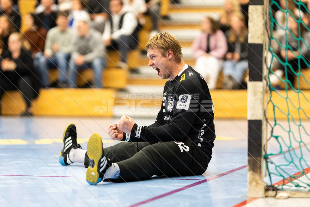 20251011_Picselweb-Fotografie_2R3_2195 | Justin Rundt (32, VfL Fredenbeck) jubelt über den Sieg - Realisiert mit Pictrs.com