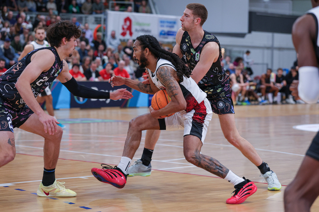 Pro A BAYER GIANTS vs Uni Baskets Münster-64 | Fotos von Basketballspielen aus dem Raum NRW fotografiert von Gero Mueller-Laschet und Daniel Schaefer - Realisiert mit Pictrs.com
