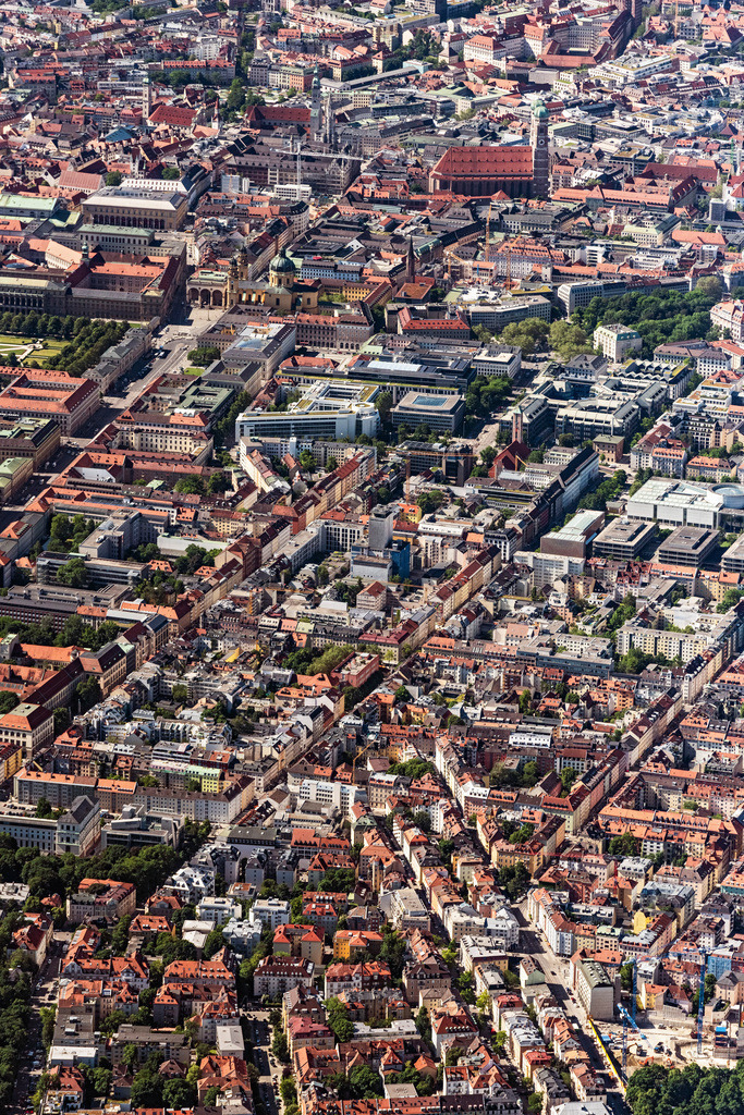 dr__0065261.jpg | MüNCHEN 15.06.2021 Stadtzentrum im Innenstadtbereich entlang der Ludwigstraße im Ortsteil Maxvorstadt in München im Bundesland Bayern, Deutschland. // The city center in the downtown area along the Ludwigstrasse in the district Maxvorstadt in Munich in the state Bavaria, Germany. Foto: Daniel Reiter