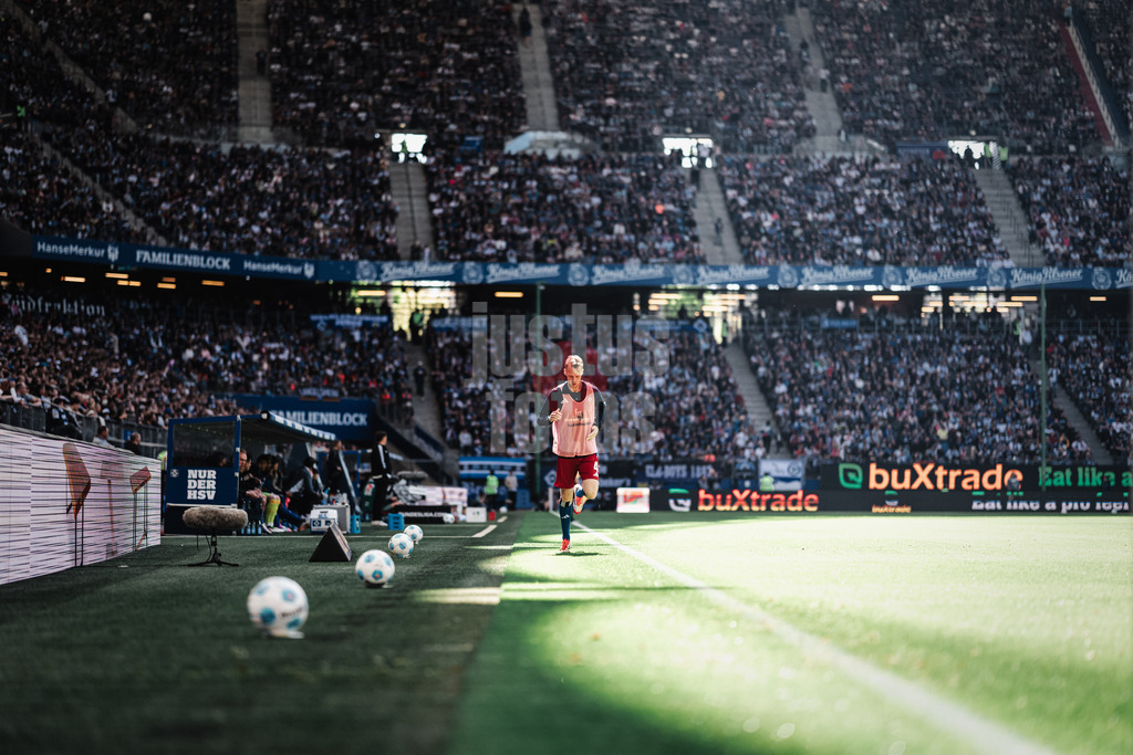 Fußball | Männer | Saison 2024/2025 | 2. Fußball-Bundesliga | 31. Spieltag | Hamburger SV vs. Karlsruher SC | 27.04.2025 | Sebastian Schonlau (#4, HSV) wärmt sich auf