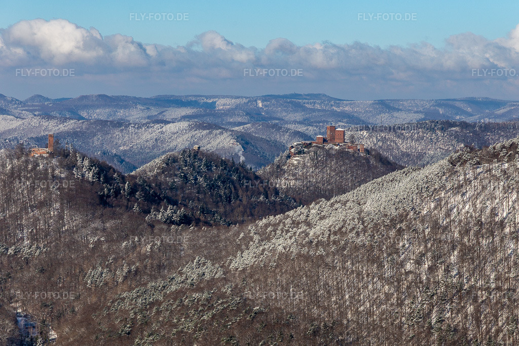 Luftbild: Winterluftbild im Schnee der drei Burgen Trifels, Anebos Scharfenberg vom Birnbachtal aus in Waldrohrbach im Bundesland Rheinland-Pfalz in Deutschland. Foto: IMG_124467.jpg vom 11.02.2021 durch Werner Riehm/FLY-FOTO.de