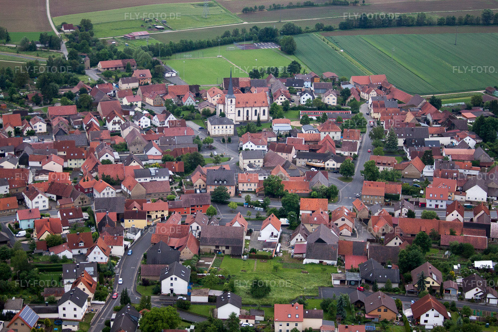 Luftbild: Dorfansicht im Ortsteil Zeuzleben in Werneck im Bundesland Bayern in Deutschland. Foto: IMG_66101.jpg vom 30.05.2014 durch Werner Riehm/FLY-FOTO.de