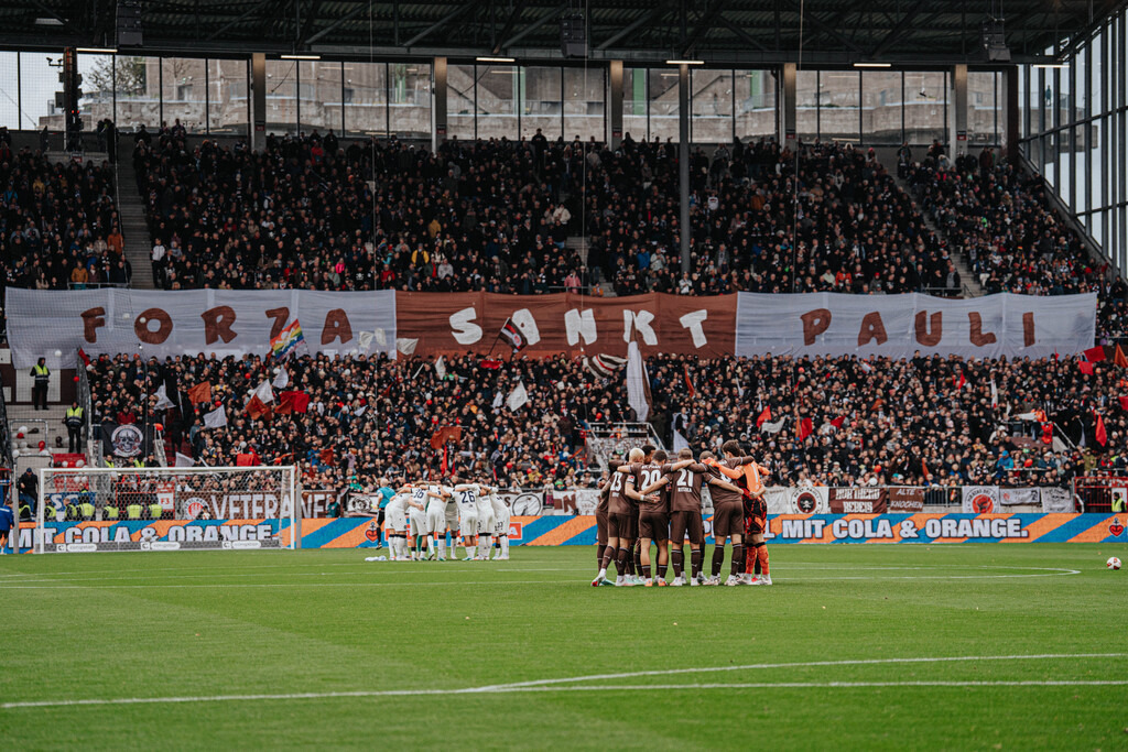 FCSP_YD-06286 | Der offizielle Shop für FC St. Pauli Fotos. Wähle aus Spielszenen & Fanmomenten dein FCSP Wunschformat. Wir liefern Millerntor-Atmosphäre.