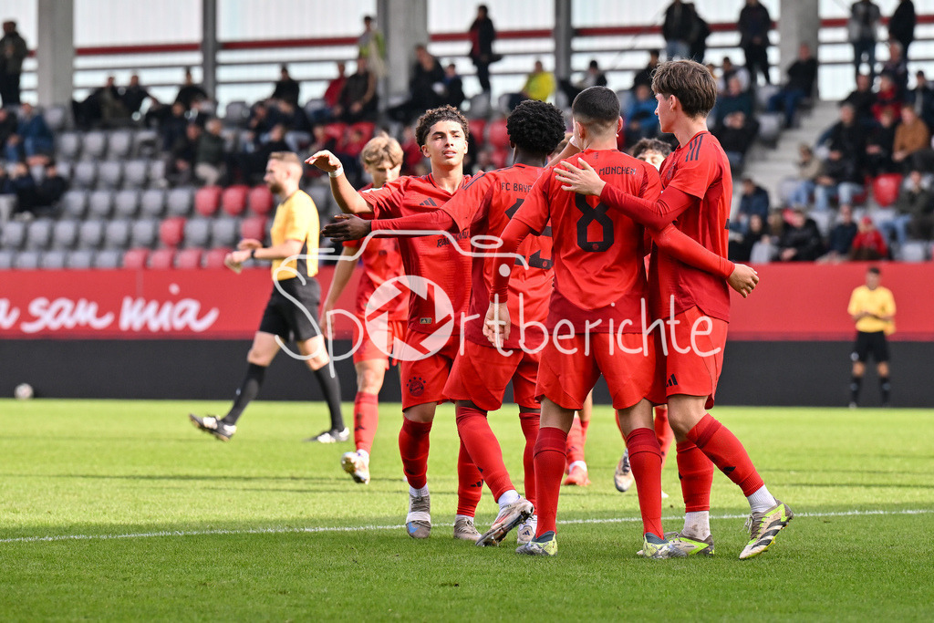 FC Bayern München U19 - SpVgg Unterhaching U19 | Jubel der Bayern nach dem Treffer zum 3-1 durch Felipe CHAVEZ (FC Bayern Muenchen U19 #8) / Freude / Happy / Tor / Torschuetze
