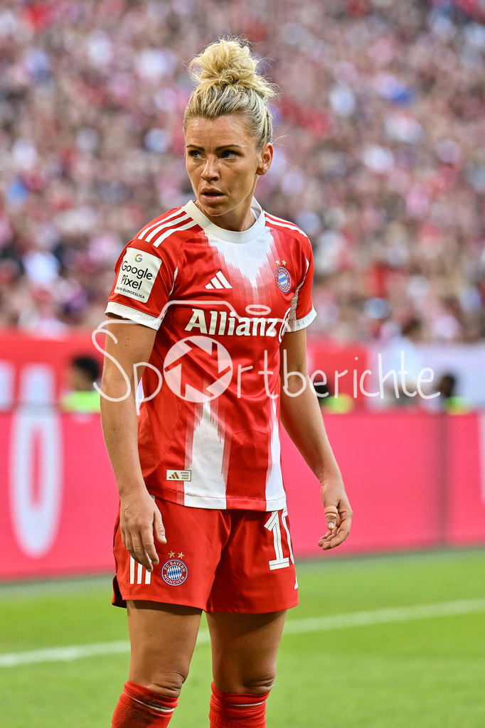 FC Bayern München - Bayer 04 Leverkusen | im Bild Linda DALLMANN (FCB #10) / Einzelfoto / Freisteller / Google Pixel Frauen-Bundsliga: FC Bayern München - Bayer 04 Leverkusen; Allianz Arena am 06.09.2025