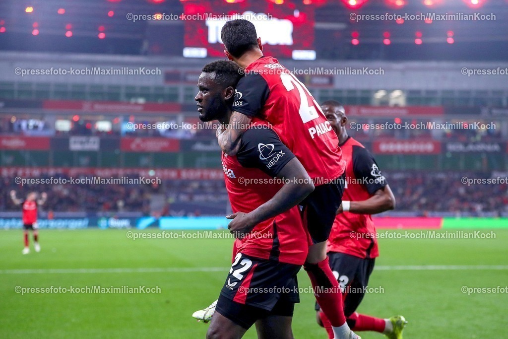 B0428032501058 | 28.03.2025, Fußball, Bayer 04 Leverkusen - VfL Bochum, 1. Fußball Bundesliga, 27. Spieltag, BayArena, Saison 2024 2025: Torjubel nach dem Tor zum 2:1 durch Torschütze Victor Boniface (Bayer04 Leverkusen #22) zusammen mit Exequiel Palacios (Bayer04 Leverkusen #25) DFB regulations prohibit any use of photographs as image sequences and or quasi-video.