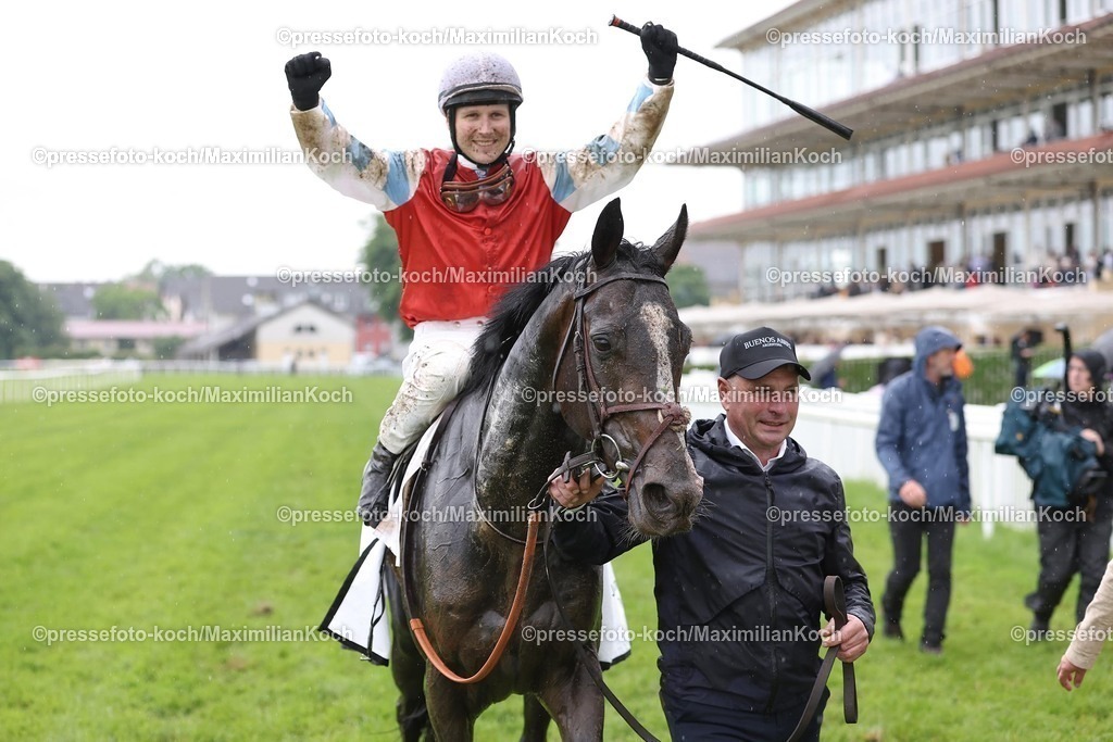 BB01062499026 | Augustus siegt unter Michal Abik im Japan Racing Association Derby-Trial, Gr.3 am 01.06.2024 Renntag in Baden-Baden. Copyright by Marc Ruehl - Veroeffentlichung nur gegen Honorar (zzgl.MwSt), Namensnennung und Beleg, Bank Routing Number: BIC GENODED1PAF, Bank Account Number: IBAN DE04 3706 2600 1201 6180 17, Steuer-Nr.: 203/5266/0306, Ust_Id_Nr.: De 122081417, Zur Gaulshuette 29, 50181 Bedburg, Phone: +49-(0)2272-83351, www.marcruehl.com, info@marcruehl.com, No Model Release, Abtretung von Persoenlichkeitsrechten der abgebildeten Person/Personen liegen nicht vor. Speichern in Bilddatenbanken oder Vervielfaeltigung ist ohne schriftliche Genehmigung nicht gestattet.