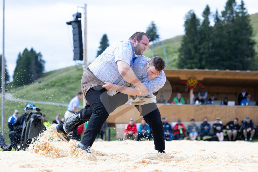 Rigi2025_0486 | Die Schwinger des Schwyzer Kantonalen Schwingerverbandes: Fotos, die Dynamik und Leidenschaft festhalten, sowie emotionale Momente aus dem traditionellen Schwingsport zeigen. - Realisiert mit Pictrs.com