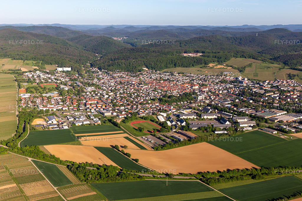 Luftbild:  in Bad Bergzabern im Bundesland Rheinland-Pfalz in Deutschland. – Foto: IMG_131466.jpg vom 14.05.2022 durch Werner Riehm/FLY-FOTO.de – Auflösung des Originals: 5336 x 3557 px – Stadt Bad Bergzabern