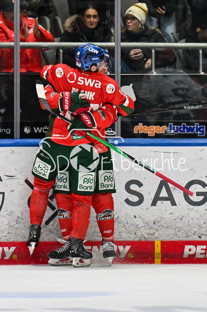 Augsburger Panther - Schwenninger Wild Wings | AUGSBURG, DEUTSCHLAND - 2. NOVEMBER: Jubel der Panther nach dem Treffer zum 4-1 durch D. J. BUSDEKER (Augsburger Panther 14), Tor / Torschuetze / Freude / Happy beim Ligaspiel zwischen den Augsburger Panthern und den Schwenninger Wild Wings am 17. Spieltag der Penny DEL im Curt Frenzel Stadion am 02.11.2025