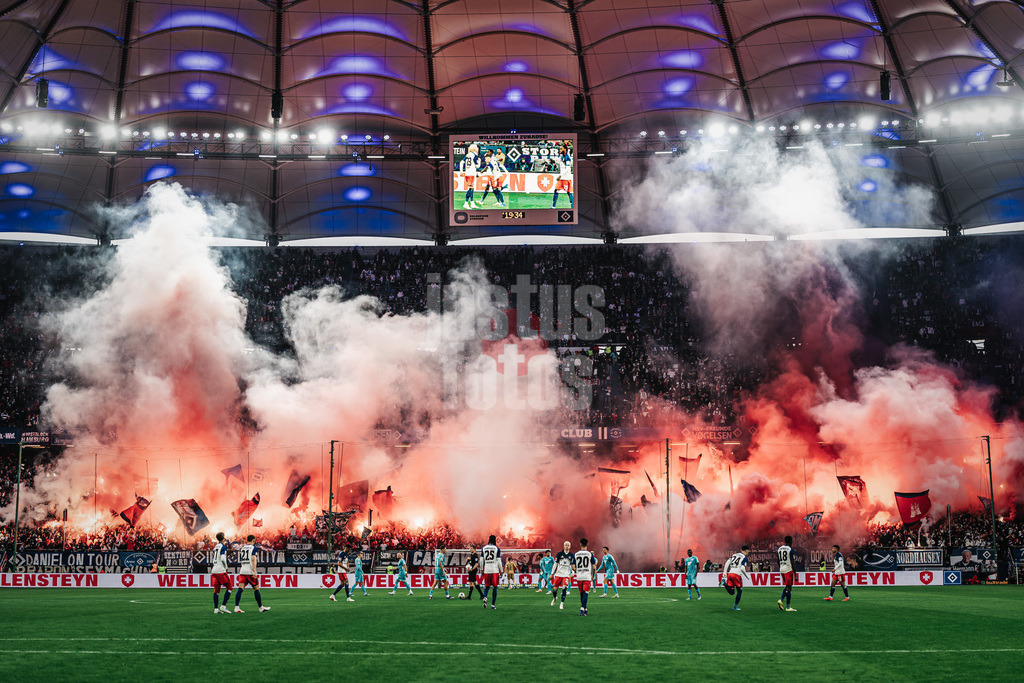Fußball | Männer | Saison 2025/2026 | 1. Fußball-Bundesliga | 31. Spieltag | Hamburger SV vs. TSG Hoffenheim | 25.04.2026 | Pyrotechnik der HSV Fans in der Nordkurve verzögert den Anpfiff der zweiten Halbzeit
