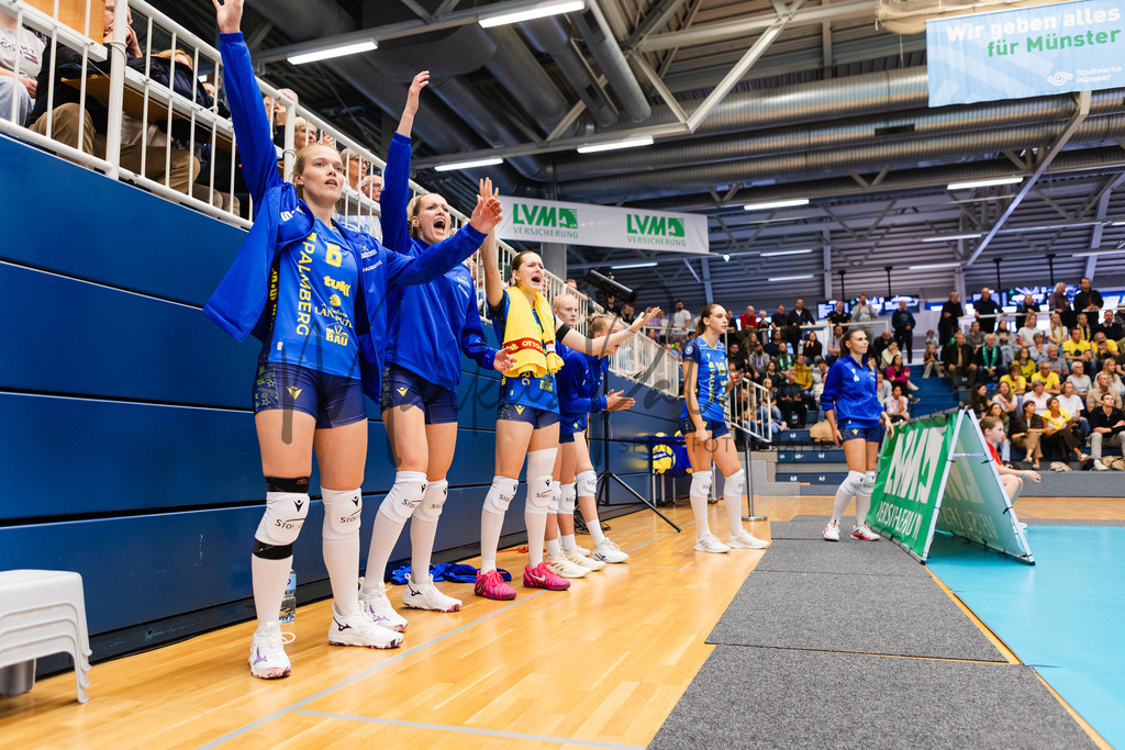 Volleyball, 1. Bundesliga Frauen, Hauptrunde, 1. Spieltag, Saison 2025/2026: USC Münster - SSC Palmberg Schwerin | 1. Bundesliga Frauen, Hauptrunde, 1. Spieltag, Saison 2025/2026, USC Münster empfängt SSC Palmberg Schwerin in der Sporthalle Berg Fidel in Münster. Foto: sportfotografie.ms | Markus Paletta - Realisiert mit Pictrs.com