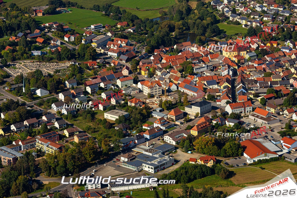 Aktuelles Luftbild von  Oberviechtach Kauf mit Lizenz / Bildrechten möglich- Die Luftaufnahme wurde 2021 mittels UL-Flugzeug erstellt ( keine Drohne ) - hochauflösende Kamera-Systeme von  Canon -Beste Qualität - Für grossformatige Ausdrucke geeignet. Die Geschenkidee !