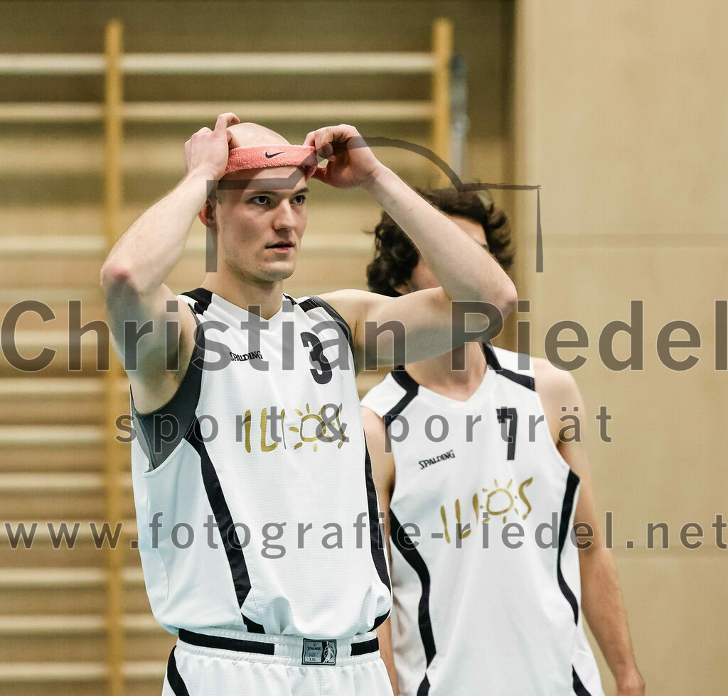 2022-12-03_010_TSV_Vaterstetten_gegen_TG_Landshut | Vaterstetten, Deutschland, 03.12.2022:
Basketball, Bayernliga Herren Südost 2022 / 2023, 7. Spieltag, TSV Vaterstetten gegen TG Landshut, Endergebnis: 71:78

F. Sutur (TSV Vaterstetten, #3)

Foto: Christian Riedel / fotografie-riedel.net