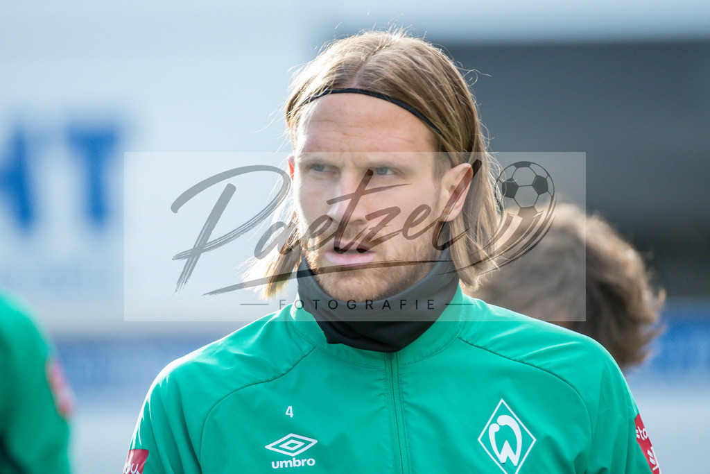 20200218_TRASVW_0003 | Fussball, Herren: Michael Lang (Werder Bremen) schaut waehrend der Trainingseinheit des SV Werder Bremen auf dem wohninvest Weserstadion Trainingsplatz am 18.02.2020 in Bremen, Deutschland. - Realisiert mit Pictrs.com