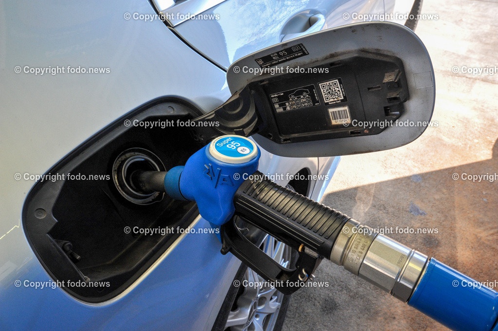 Deutschland_ Baden-Wuerttemberg_ Stuttgart_ 15.02.2025-38 | 15.02.2025, Deutschland, GER, Baden-Wuerttemberg, Stuttgart, im Bild Themenbild, Stadtansichten, Aral, Auto, Tankstelle, Sprit, Treibstoff, Zapfsaeule, Zapfhahn, Benzin, Super 95, E10, Superbenzin, Tanken, Feature, Symbolbild