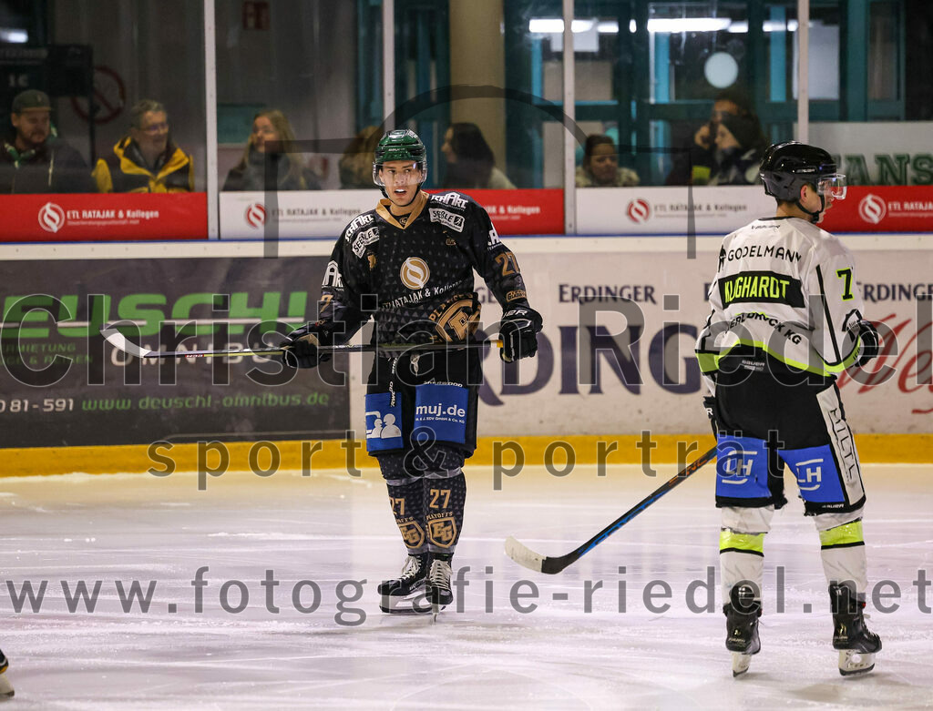 2024-03-01_020_TSV_Erding_gegen_ERSC_Amberg | Erding, Deutschland, 01.03.2024:
Eishockey, Bayernliga Playoffs 2023 / 2024, 5. Spieltag, TSV Erding gegen ERSC Amberg, Endergebnis: 9:0

Mark Waldhausen (Erding Gladiators, #27), Lukas Klughardt (ERSC Amberg, #7)

Foto: Christian Riedel / fotografie-riedel.net