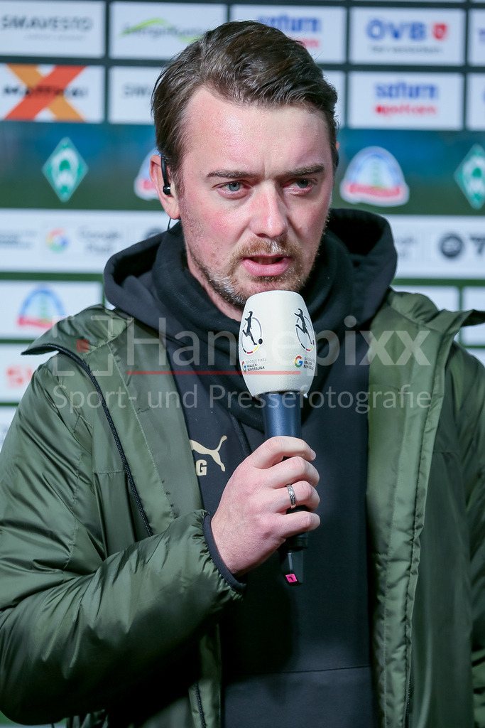 Fussball, Google Pixel Frauen-Bundesliga, SV Werder Bremen - RB Leipzig | Jonas Stephan (Trainer, Cheftrainer, RB Leipzig) beim Interview, TV, Fernsehen, Mikrofon, DIE DFB-RICHTLINIEN UNTERSAGEN JEGLICHE NUTZUNG VON FOTOS ALS SEQUENZBILDER UND/ODER VIDEOÄHNLICHE FOTOSTRECKEN. DFB REGULATIONS PROHIBIT ANY USE OF PHOTOGRAPHS AS IMAGE SEQUENCES AND/OR QUASI-VIDEO.