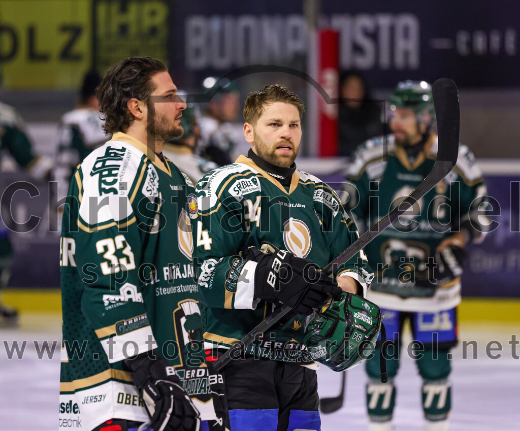 2026-02-15_016_TSV_Erding_gegen_EC_Peiting | Erding, Deutschland, 15.02.2026:Eishockey, Oberliga Süd 2025 / 2026, 47. Spieltag, TSV Erding gegen EC Peiting, Endergebnis: 4:5Marc Schmidpeter (Erding Gladiators, #33), Markus Eberhardt (Erding Gladiators, #94)Foto: Christian Riedel / fotografie-riedel.net
