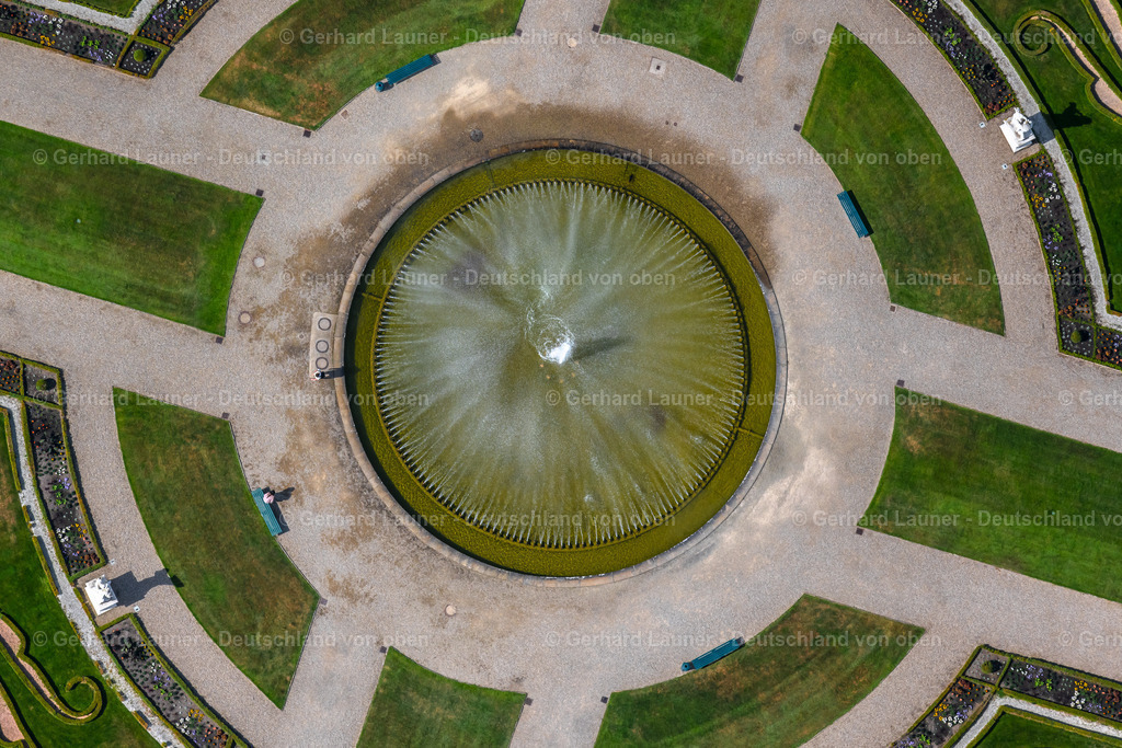 4030933 | HANNOVER 02.06.2020 Senkrecht- Luftbild aus der Satelliten- Perspektive von einer Gartenanlage im Schloßpark von Schloß Herrenhausen an der Alten Herrenhäuser Straße in Hannover im Bundesland Niedersachsen. // Vertical aerial view from the satellite perspective of a garden in the palace gardens of Herrenhausen Palace on Alten Herrenhauser Strasse in Hanover in the state of Lower Saxony. Foto: Gerhard Launer