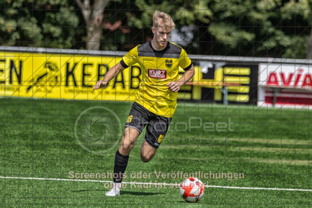 20250824_130149_0131-Bearbeitet | #,1.FC Heiningen II (gelb) vs. 1.Göppinger SV III (weiß), Fußball, Kreisliga B7 - Bezirk Neckar/Fils, 01. Spieltag, Saison 2025/2026, Kunstrasenplatz Sportzentrum Heiningen, Krautgarten 1, 73092 Heiningen, 24.08.2025 - 13:00 Uhr,Foto: PhotoPeet-Sportfotografie/Peter Harich