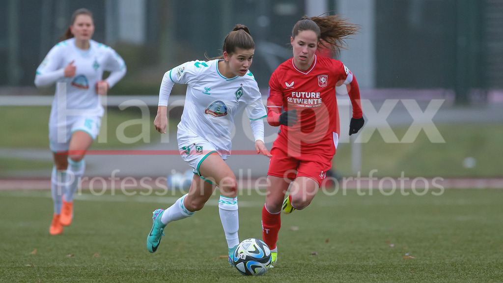 Fussball, Testspiel Frauen, SV Werder Bremen - FC Twente Enschede | v.li.: Melina Kunkel (SV Werder Bremen, 29) und Marisa Olislagers (FC Twente Vrouwen, 5) im Laufduell, Zweikampf, Duell, Dynamik, Aktion, Action, Spielszene