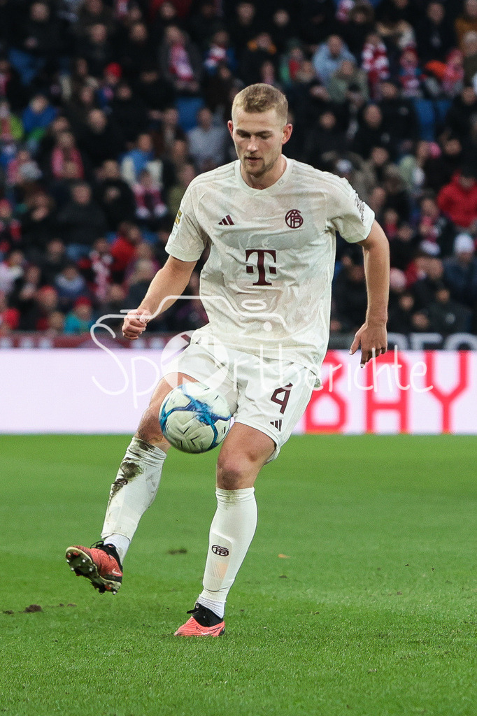 FC Basel - FC Bayern München | Matthijs de LIGT (FCB #4) am Ball / Freisteller / Einzelfoto