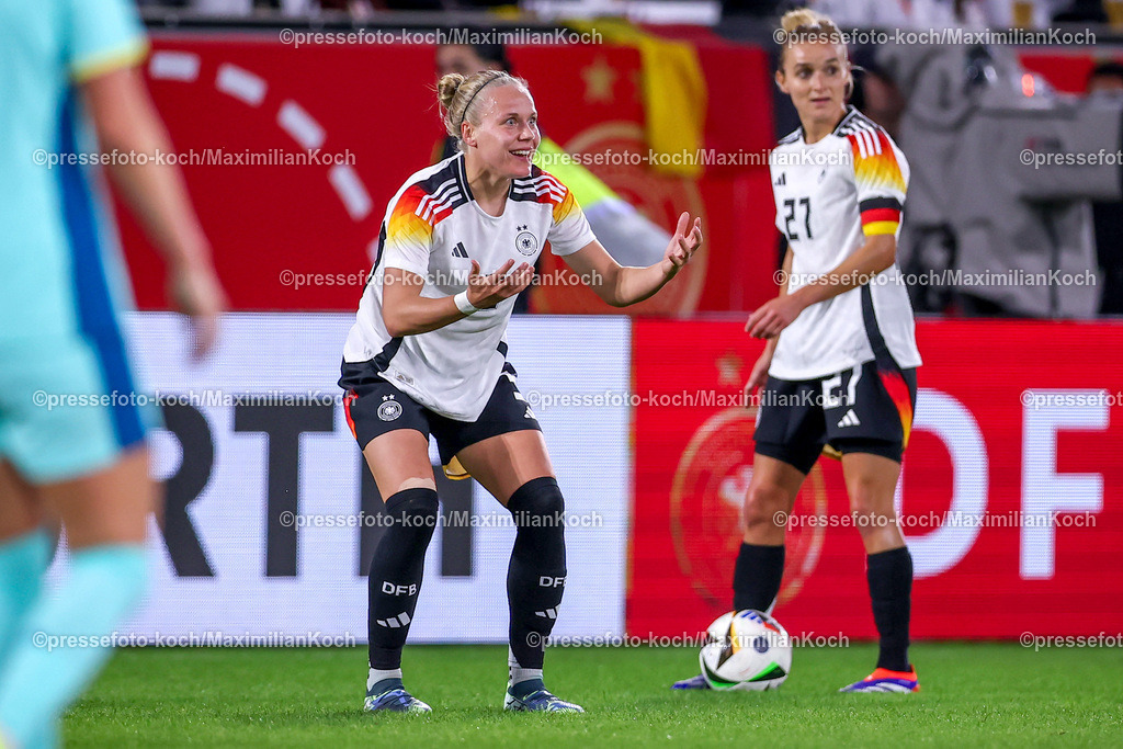 DFB28102401059 | 28.10.2024, Fußball Länderspiel Frauen, Deutschland - Australien, Schauindland-Reisen-Arena Duisburg, Saison 2024 2025: Pia-Sophie Wolter (GER #5) steht wild gestikulierend neben Lina Magull (GER #27)