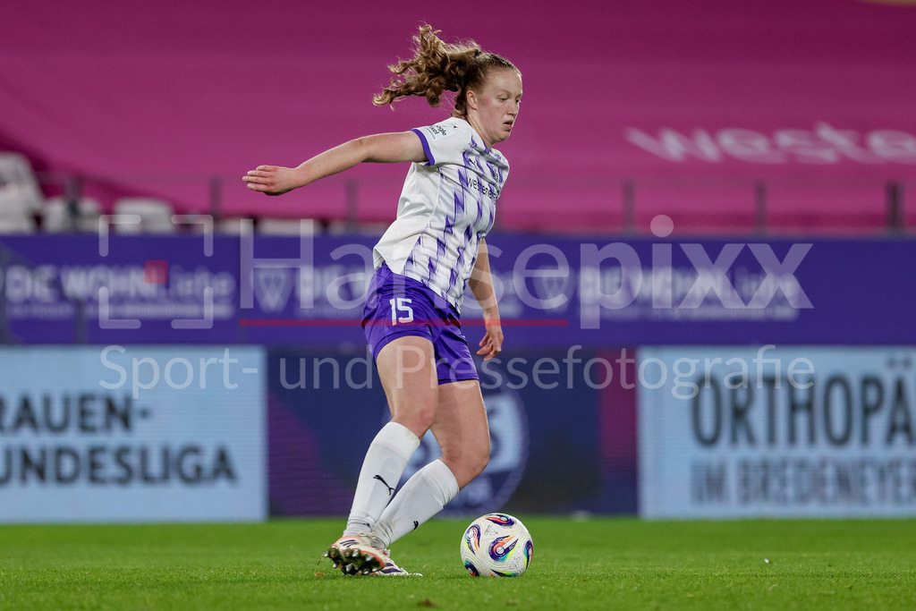 Fussball, Google Pixel Frauen-Bundesliga, SGS Essen - SV Werder Bremen | Laura Pucks (SGS Essen, 15) am Ball, Freisteller, Einzelbild, Ganzkörper, Aktion, Action, Spielszene, DIE DFB-RICHTLINIEN UNTERSAGEN JEGLICHE NUTZUNG VON FOTOS ALS SEQUENZBILDER UND/ODER VIDEOÄHNLICHE FOTOSTRECKEN. DFB REGULATIONS PROHIBIT ANY USE OF PHOTOGRAPHS AS IMAGE SEQUENCES AND/OR QUASI-VIDEO.
