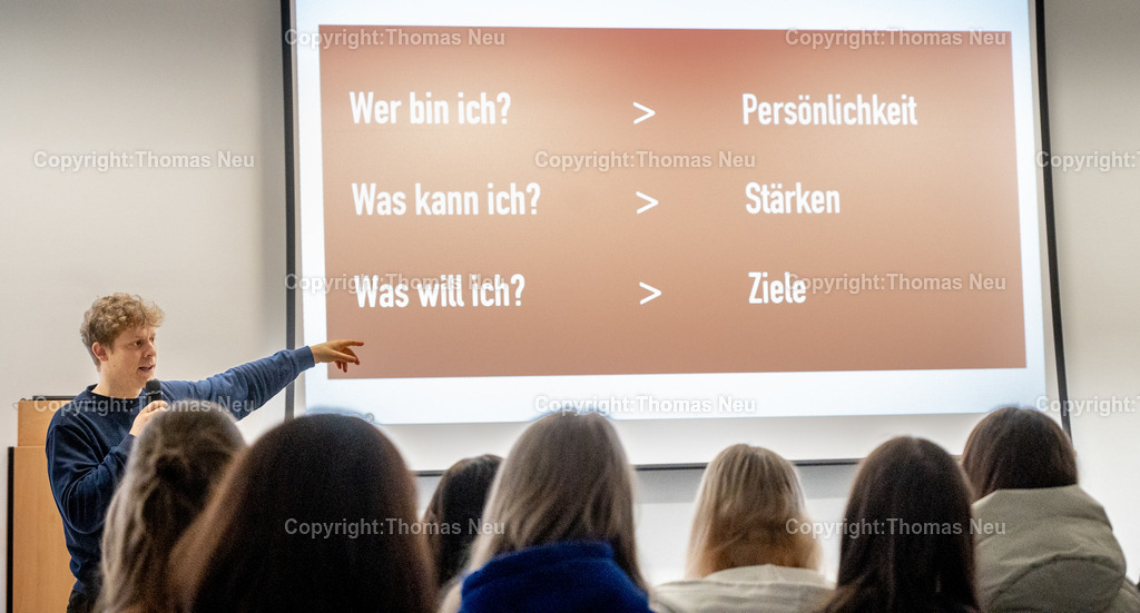 DSC_5899 | Karl-Kübel-Schule: Projektwoche im Beruflichen Gymnasium, Mutmacher-Workshops der Hopp-Stiftung, hier Motivator Max, ,, Bild: Thomas Neu