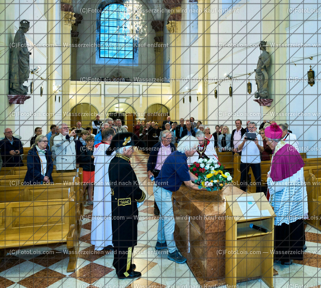 ALP3721_Jeanne de Ferrette_Kranzniederlegung_Johanna von Pfirt_Templer Orden | (C)FotoLois.com, Alois Spandl, 700stes Hochzeitsjubiläum - Albrecht II. mit Johanna von Pfirt in Thann (FR) im März 2024. Empfang des Organistionskommitees aus der Region Ferrette (Pfirt)/Thann aus dem Elsass mit Empfang durch die Stadtgemeinde und Bezirkshauptmannschaft Scheibbs im Schloss Scheibbs und anschließender Kranzniederlegung in der Kartausenkirche über der Krypta des Gründerehepaares durch Mitglieder des Templer Ordens im Beisein von Mitgliedern der Goldhaubengruppen, Fr 22. September 2023.