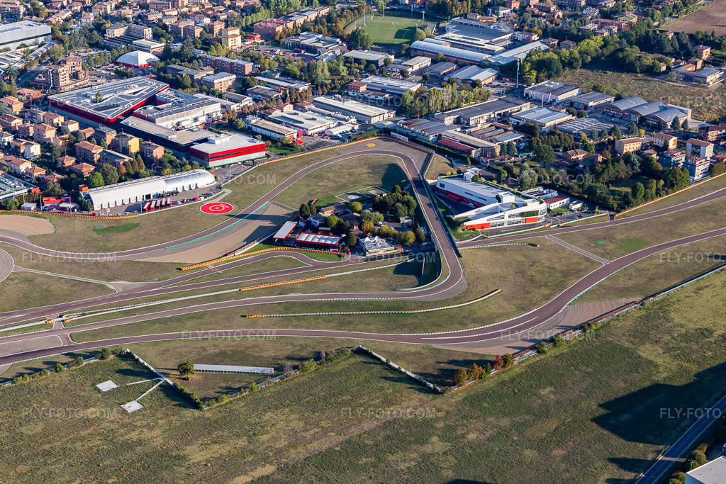 Aerial view: Formula 1 race track of Ferrari, Pista di Fiorano, Circuito di Fiorano in Fiorano Modenese in the state Modena, Italy. – Photo: IMG_134585.jpg taken on 09/19/2022 by Werner Riehm/FLY-FOTO.com – Resolution of the original: 5472 x 3648 px – WWW.FERRARI.COM