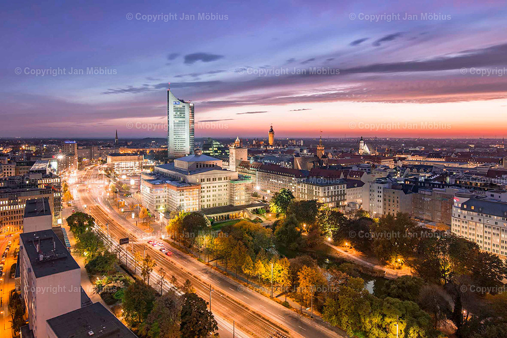 Augustusplatz | Erlebe den berühmten Augustusplatz im Herzen von Leipzig – eingefangen durch meine Linse in einzigartigen Momenten. Der Augustusplatz ist nicht nur ein architektonisches Highlight, sondern auch ein Ort voller Geschichte, Bewegung und Atmosphäre. Ob das Opernhaus im goldenen Abendlicht, die Universität in moderner Klarheit oder die Lichtspiele auf dem Brunnen – meine Fotografien zeigen Leipzigs bekanntesten Platz in seiner ganzen Schönheit. - Realisiert mit Pictrs.com