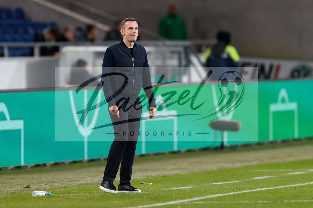 H96DUS20211027_056 | Fussball, Herren: Trainer Christian Preusser (Fortuna Duesseldorf) enttaeuscht bei dem Spiel der 2. Runde im DFB-Pokal zwischen Hannover 96 und Fortuna Duesseldorf in der HDI-Arena am 27.10.2021 in Hannover, Deutschland.DFB / DFL REGULATIONS PROHIBIT ANY USE OF PHOTOGRAPHS AS IMAGE SEQUENCES AND/OR QUASI-VIDEO. - Realisiert mit Pictrs.com