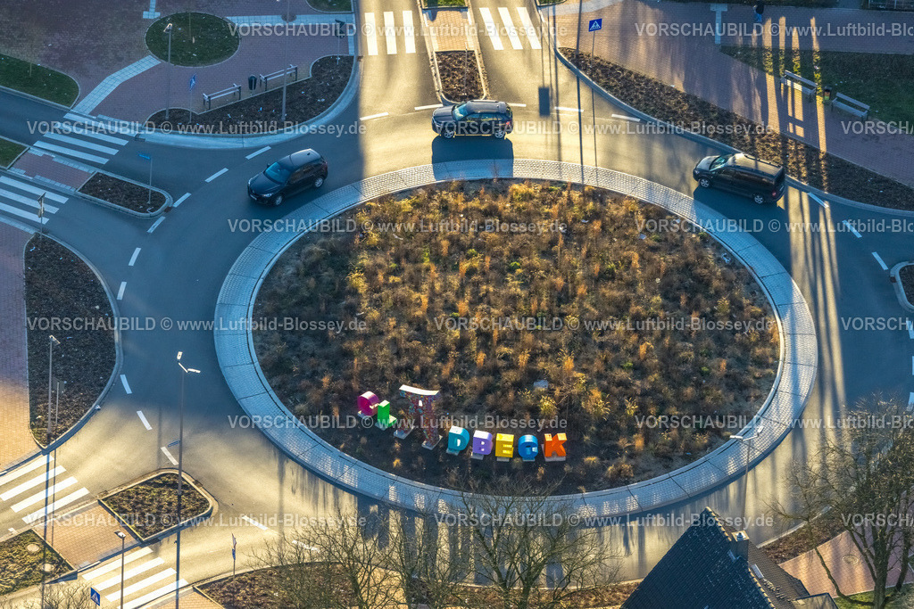 Gladbeck240108365 | Luftbild, mit Staudenmischung bepflanzter Kreisverkehr Horster Straße/Wiesmannstraße, Gladbeck Schriftzug in bunten Buchstaben und Skulptur Alwine, Brauck, Gladbeck, Ruhrgebiet, Nordrhein-Westfalen, Deutschland