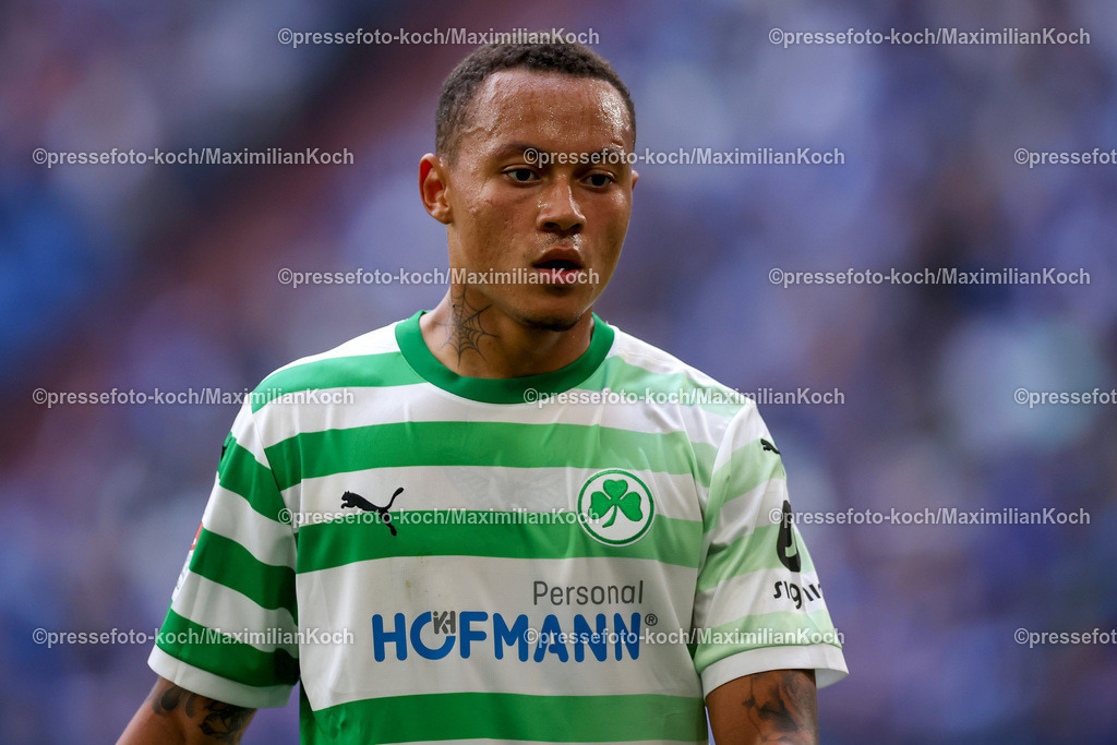 Schalke26102401057 | 26.10.2024, Fußball, FC Schalke 04 - SpVgg Greuther Fürth, 2. Fußball Bundesliga, Veltins-Arena Gelsenkirchen, Saison 2024 2025: Roberto Massimo (Greuther Fürth #11)DFB regulations prohibit any use of photographs as image sequences and or quasi-video.