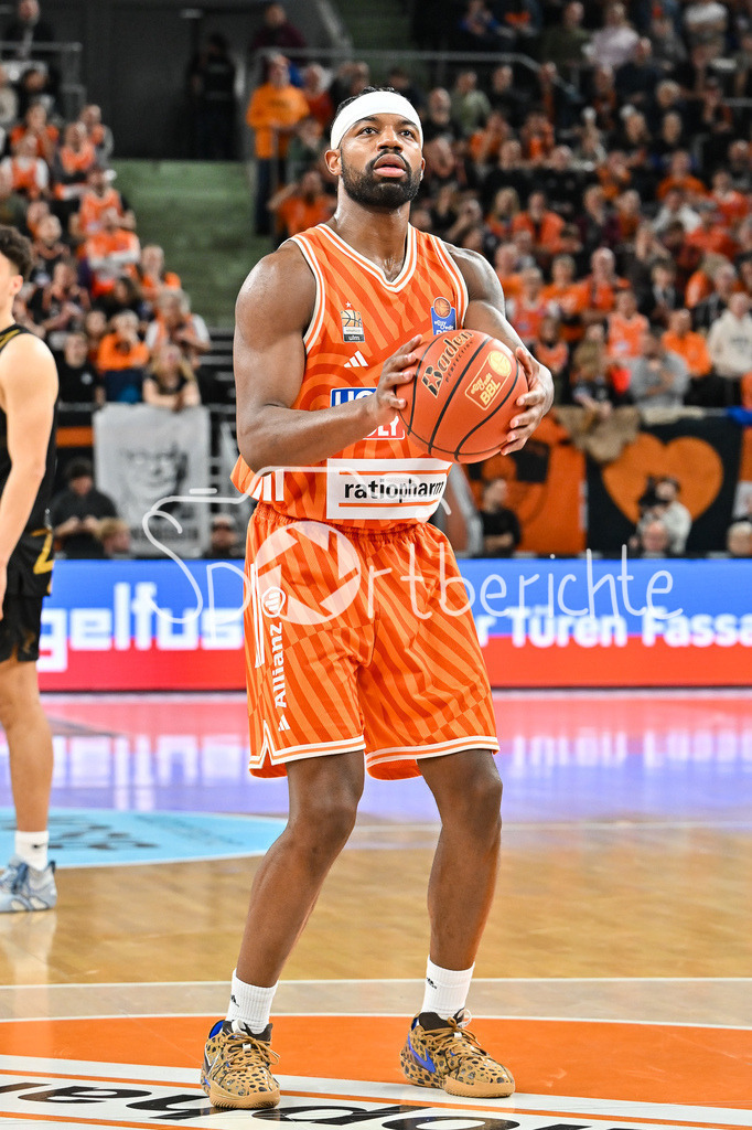 ratiopharm Ulm - Basketball Löwen Braunschweig | ULM, GERMANY - 10. JANUARY: im Bild Malik OSBORNE (ratiopharm Ulm 10) bei einem Freiwurf / Einzelfoto / Freisteller während dem Match zwischen Ratiopharm Ulm und Basketball Löwen Braunschweig am 15. Spieltag der easyCredit BBL in der Ratiopharm Arena