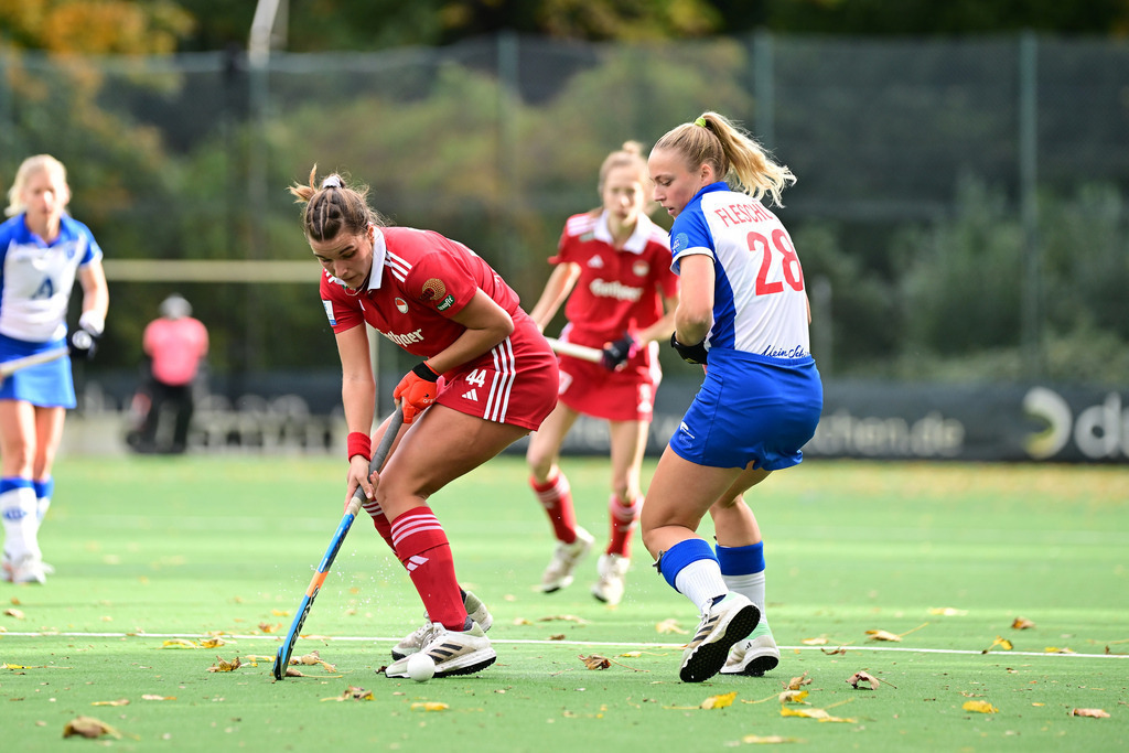 Hockey I Frauen I Saison 2023-2024 I 1. Bundesliga I Großflottbeker THGC - Rot-Weiss Köln | Paula Brux gegen Jette Fleschütz (blau) - Realisiert mit Pictrs.com