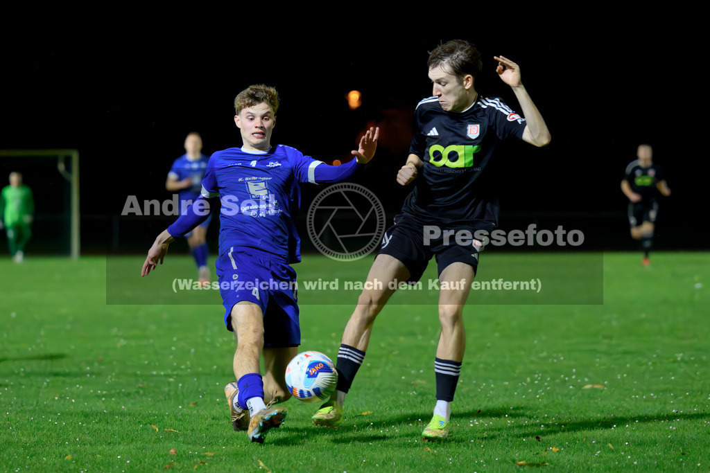 Preetzer TSV vs MTV Dänischenhagen | Enno Schulze (Preetz #4) vs Max Benninghoff (Dänischenhagen #18) / Fußball-Verbandsliga Ost Männer 2026/2027 / Preetzer TSV vs MTV Dänischenhagen / Jahnplatz / Preetz / 16.10.26 - Realisiert mit Pictrs.com